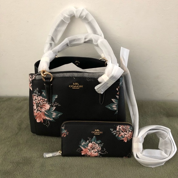 Coach Handbags - ‼️⬇️💲NWT Coach 💐💐 Shoulder Bag & Wallet Set